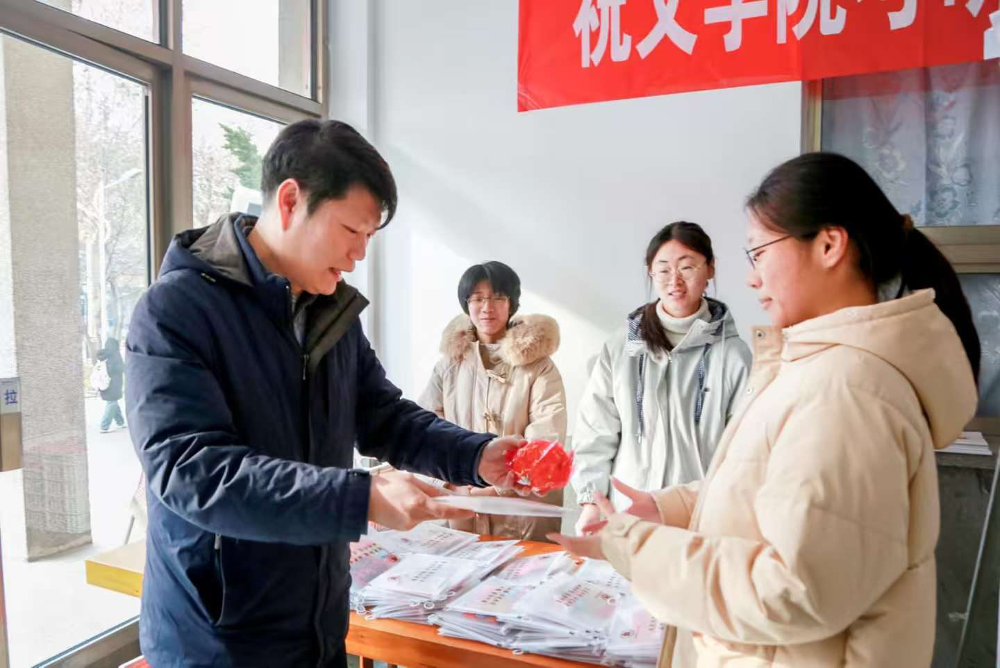 图片包含 窗户, 站, 女人, 男人AI 生成的内容可能不正确。